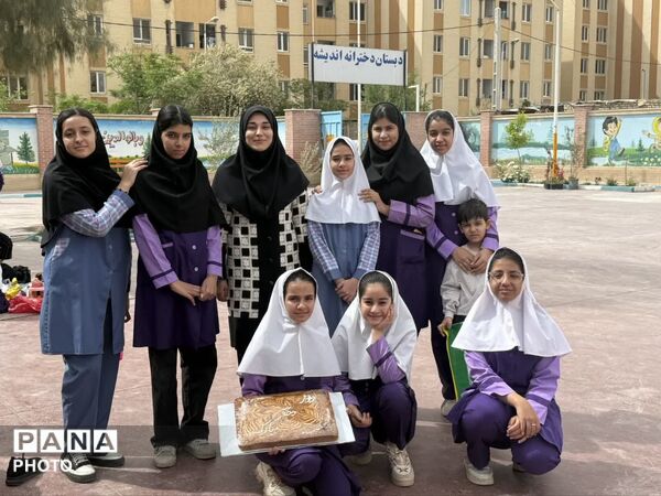 کاشت نهال به یاد نوگلان شجره طیبه میناب در دبستان اندیشه ناحیه یک یزد
