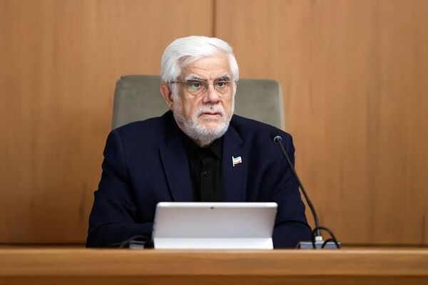 تماس عارف ‌با استانداران خراسان رضوی و قم؛ تاکید بر مدیریت مطلوب مراسم تشییع رهبر شهید