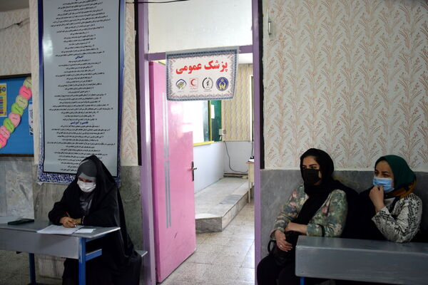برپایی میز خدمت‌رسانی درمانی در دبیرستان شهید صدوقی با همکاری نهادهای جهادی