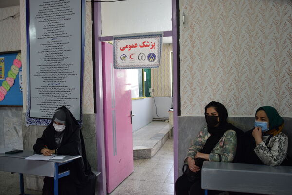 برپایی میز خدمت‌رسانی درمانی در دبیرستان شهید صدوقی با همکاری نهادهای جهادی
