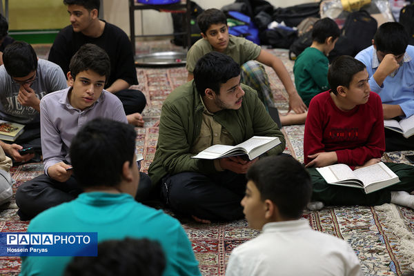 اعتکاف دانش‌آموزی در مسجد جامع امام جعفر صادق(ع) اقدسیه