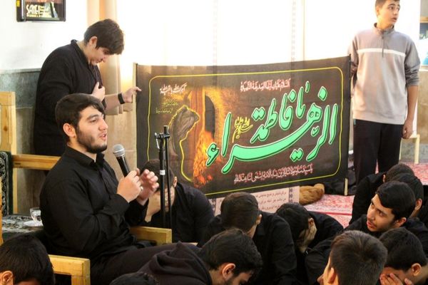 عزاداری دانش‌آموزان برای حضرت زهرا (س) در کنار مزار شهید گمنام