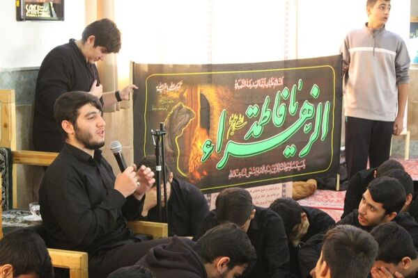 عزاداری دانش‌آموزان برای حضرت زهرا (س) در کنار مزار شهید گمنام