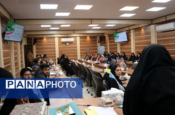 نشست مشاور وزیر در امور تشکل‌های دانش‌آموزی با کارشناسان سازمان دانش‌آموزی استان خراسان رضوی