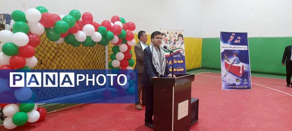 توزیع بسته‌های نوشت افزار ویژه دانش‌آموزان کم برخوردار در باخرز 