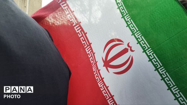 مردم تهران به احترام چهلمین روز از شهادت رهبر شهید ایستادند
