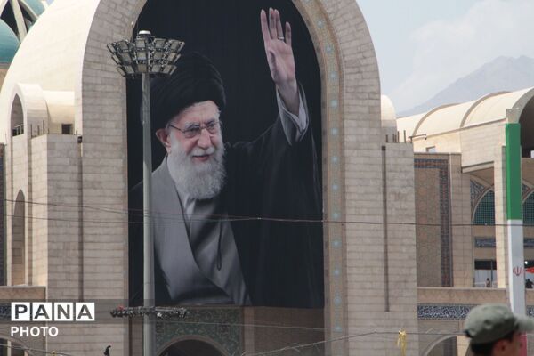 آخرین وداع با قائد شهید: پیکر مطهر آیت‌الله سیدعلی‌خامنه‌ای در میان سیل عاشقان به مصلی تهران رسید 