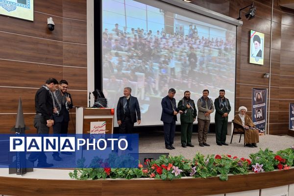 اجتماع بزرگ دانش آموزان بسیجی پردیس در گرامیداشت شهدای دانش آموز