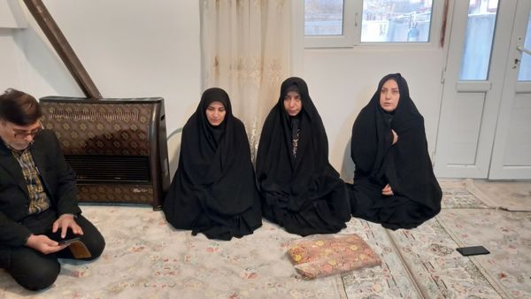 دیدار امام جماعت مسجد پنج تن آل عبا با خانواده مدافع حرم «مصطفی علیزاده»