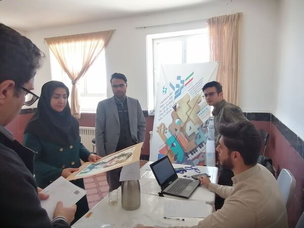 آثار دانش اموزان هنرمند کاشمر در کانون عاطفه 