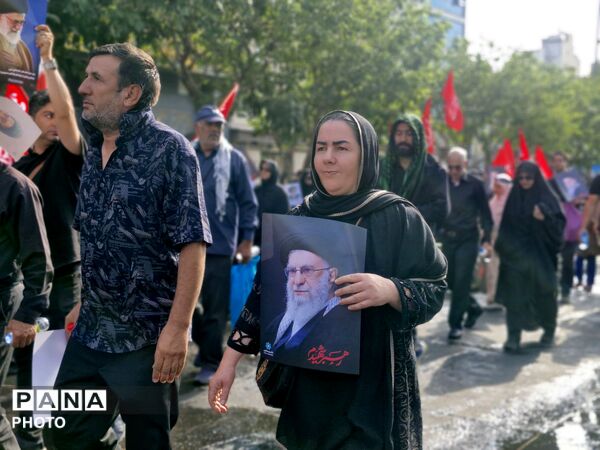 حضور پرشور مردم در خیابان فلسطین برای بدرقه رهبر