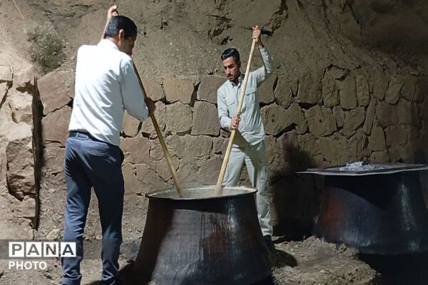 پخت حلیم در روز اربعین حسینی شهر بار نیشابور