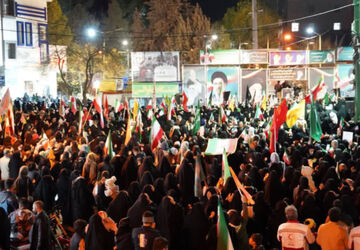 حضور حماسی مردم کوهدشت در سی‌ودومین شب عزاداری امام شهید و بزرگداشت روز جمهوری اسلامی  