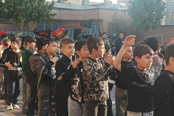 طنین نوای عشق و عزا؛ مراسم عزاداری دهه دوم فاطمیه در مدارس بهارستان‌دو