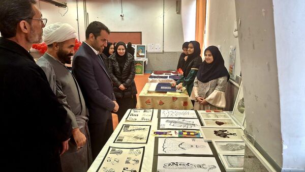بازدید مسئولان و دانش‌آموزان از نمایشگاه دستاوردهای هنرستان بنت‌الهدی صدر