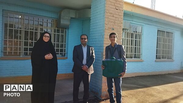 حضور رئیس پژوهش سرای سینا مسیح آبادی نیشابور در دبیرستان شاهد ابوذر غفاری نیشابور 
