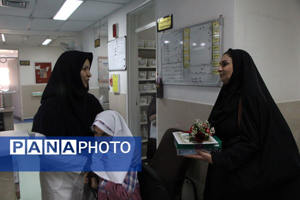تقدیر دانش‌آموزان دبستان دخترانه صادقیان یزد از مادر پرستار