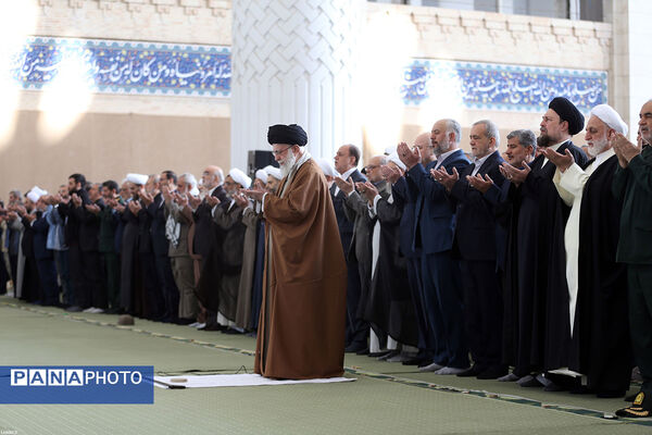 اقامه نماز عید فطر به امامت مقام معظم رهبری