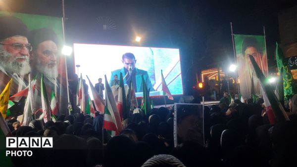 پیمان دوباره با رهبری با نوای رسای مهدی رسولی در آیین تجدید بیعت 