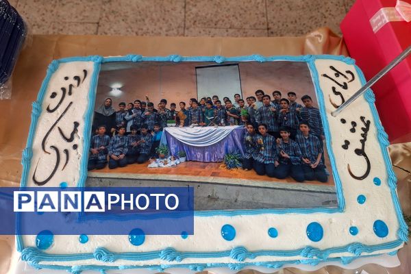 معلم مشعل دانش و چراغ هدایت است