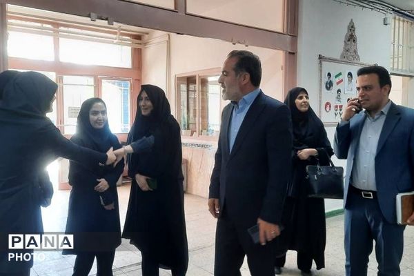 بازدید مدیر آموزش و پرورش ناحیه دو شهرری از دبستان شهید چمران