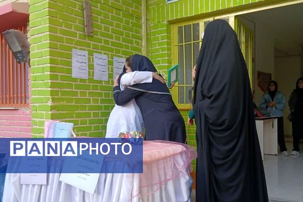 برگزاری جشن و تجلیل از مادران پرستار در مدرسه دکتر رزمی و قدس ناحیه دو شهرری 