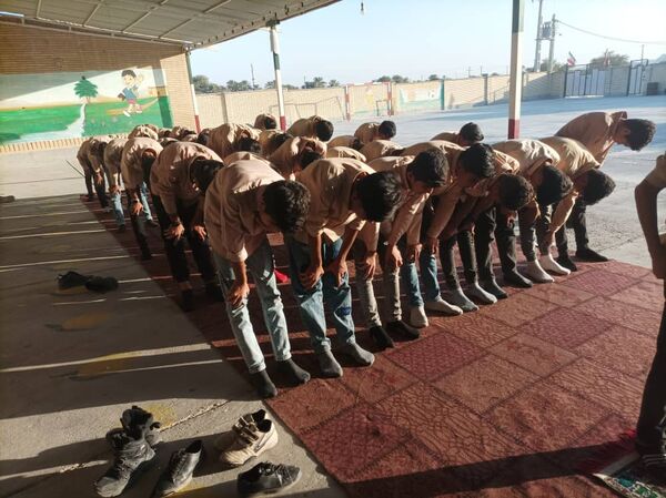 برگزاری نماز جماعت ظهر و عصر در مدرسه شهید حججی سیریک 