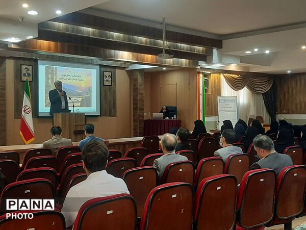 همایش هفته بهداشت روان و دوره توانمندسازی مشاوران مدارس آموزش و پرورش ناحیه شش