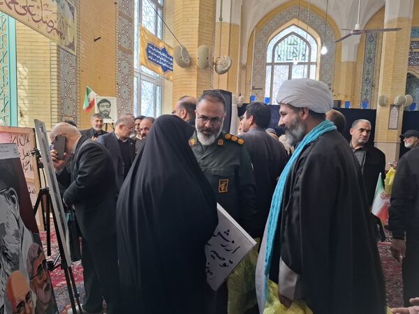  بازدید مسئولان استان البرز از نمایشگاه آثار هنری دانش‌آموزان «چله جهاد تبیین» در مصلی کرج 