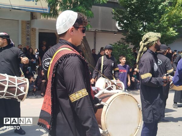 شور حسینی در خیابان های شهر؛عاشورا در قاب زنجیر زنان