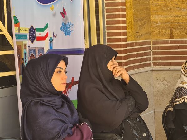 آئین نواختن زنگ مهر در دبیرستان دخترانه فرهنگ ۱۳ 