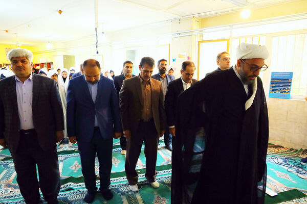 حضور معاون پرورشی و فرهنگی وزارت آموزش وپرورش در نماز جماعت آموزشگاه الزهرا شیراز