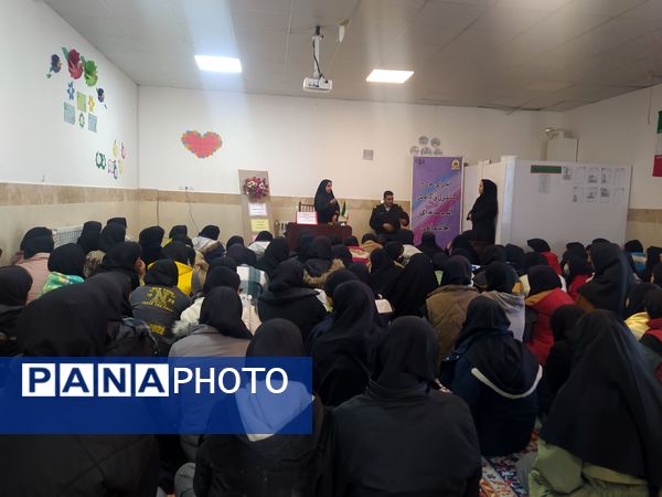 کارگاه آشنایی با فضای مجازی در دبیرستان دخترانه امید 