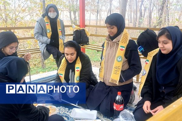 برگزاری اردوی تمشک با حضور دانش‌آموزان ناحیه یک شهرری در کانون امام خمینی(ره)