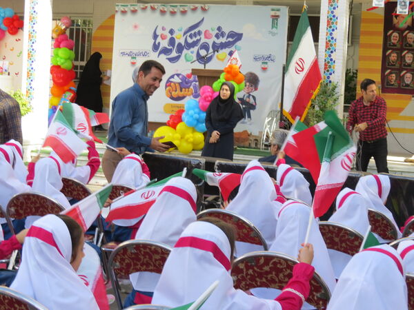 نواختن زنگ اول مهر در مدرسه شهدا فرهنگی 