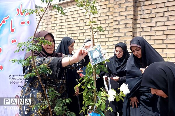 کاشت نهال به یاد یاسمن‌های میناب و شهیده دانش‌آموز نازنین زهرا سیفی 