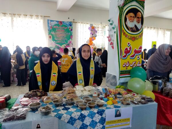 بازارچه دست‌سازه‌های دانش‌آموزان شهر راز