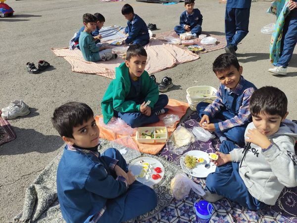 صبحانه سلامت در دبستان هیأت امنایی قرآنی مبین شهرستان شیروان