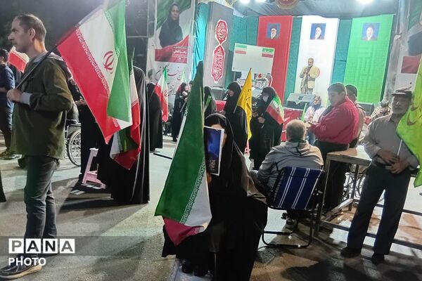 مراسم تجلیل از مقام والای معلمان در میدان نماز شهرری 
