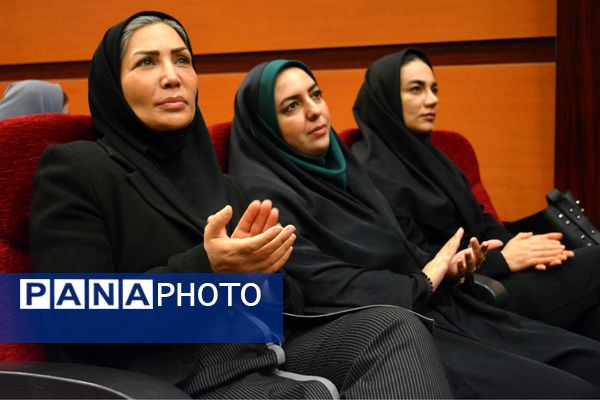 آیین تجلیل از برگزیدگان حوزه مشاوره و پیشگیری از آسیب‌های اجتماعی بهارستان‌دو