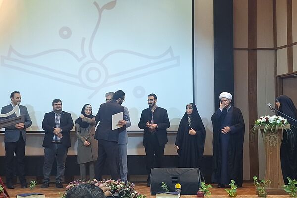 تجلیل از برگزیدگان جشنواره بزرگ جوانه در مجتمع آموزشی و فرهنگی علوم پزشکی شیراز 