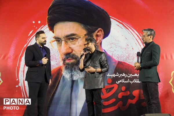 هنرمندان پای کار انقلاب