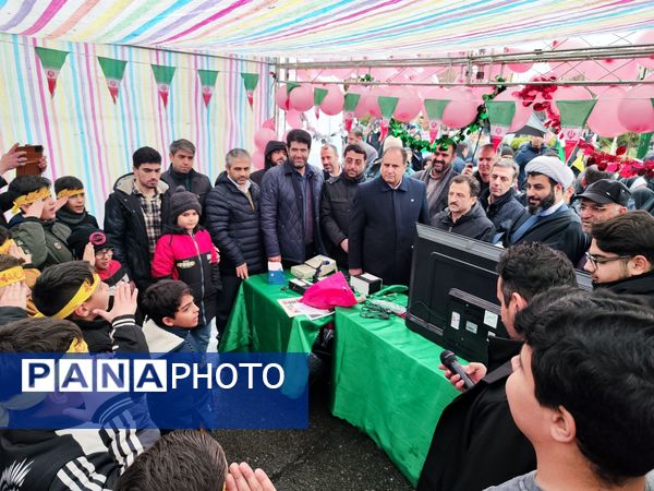 خلاقیت و نشاط دانش‌آموزی در غرفه‌های آموزش و پرورش در مسیر راهپیمایی ۲۲ بهمن