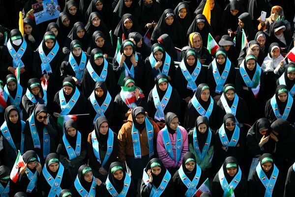 دانش آموزان و مسئولین در کنار یکدیگر، روز دانش‌آموز را رقم زدند