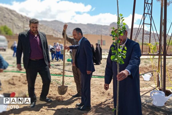 کاشت نهال در اردوگاه شهید سلیمانی منطقه نیر به یاد شهدای مظلوم میناب