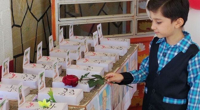 جشن شکوفه‌ها در دبستان معلم صحنه با ادای احترام به شهدای میناب