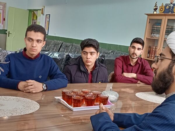 جلسه هم‌اندیشی اعضای شورای دانش‌آموزی دبیرستان نمونه آیت‌الله خامنه‌ای 