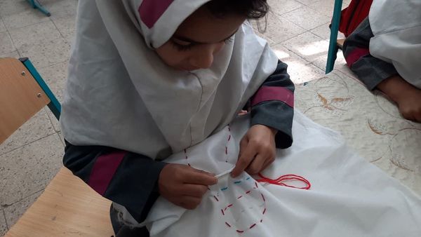 وقتی معلم، خیاط می‌شود