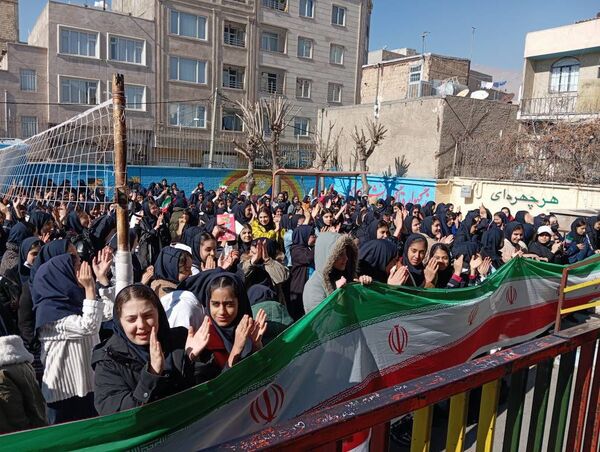 حال و هوای دبیرستان دانش‌نیا در  جشن‌های اعیاد شعبانیه و دهه فجر 