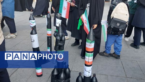 حضور پرشور دانش‌آموزان و اقشار مختلف مردم مشهد در راهپیمایی یوم‌الله ۱۳ آبان